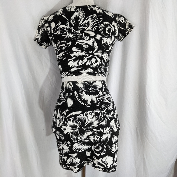 Dingolay EUC floral 2 Piece skirt set crop tie top small Barbados black white - Picture 4 of 16